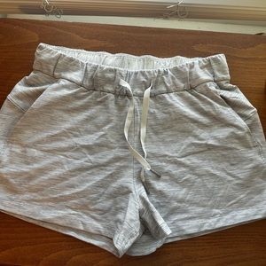 Lululemon On the Fly Short 2.5” White & Grey Size 6